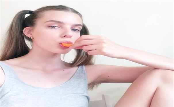 1、恬静素雅的女生都喜欢简洁直白的穿搭